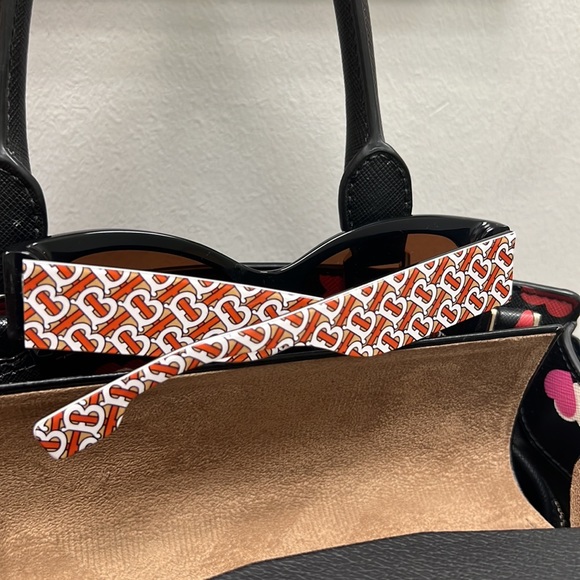 burberry sunglasses with B logo design - Picture 4 of 4